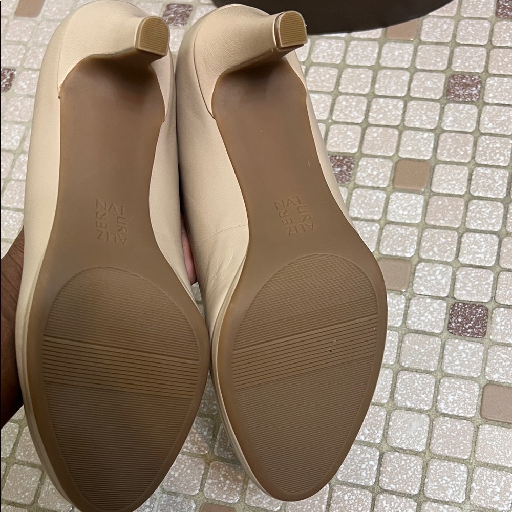 Naturalizer Classic Beige Heels - Picture 4 of 6